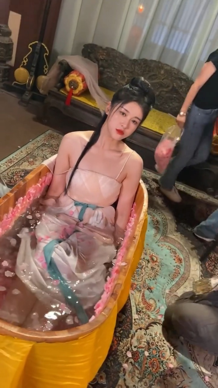 女演员拍摄沐浴的戏这样拍的