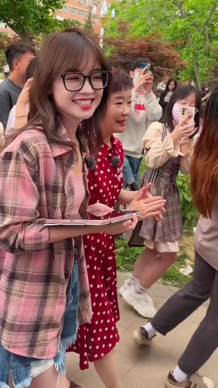 网友在中传偶遇冰冰,戴眼镜拿着平板,完美融入大学生!