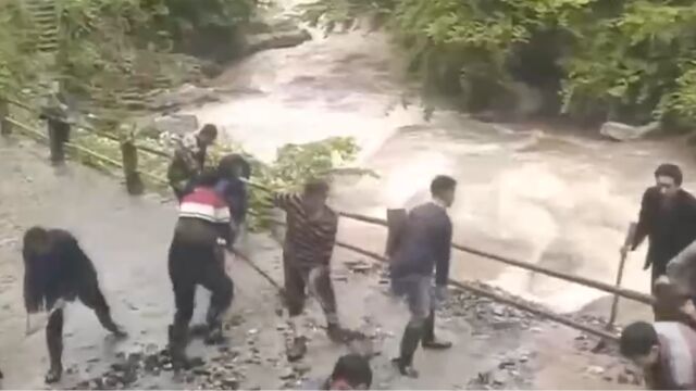 重庆城口:暴雨致多条道路出现垮塌,实行交通管制