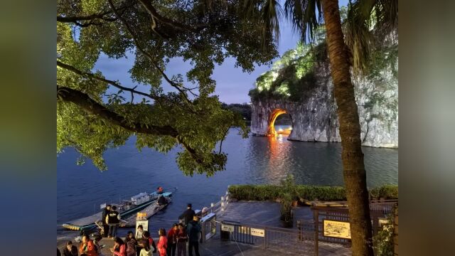 夜游两江四湖,看日月双塔