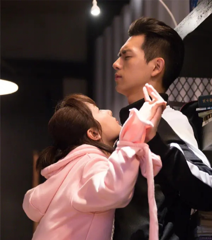 杨紫表演深夜发疯,李现"夹带私心"偷亲杨紫