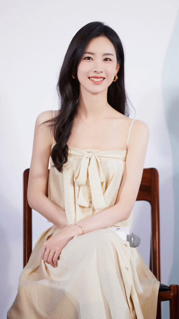 陈都灵线下活动现场,身材纤细气质出众,嘟嘟清纯美貌太漂亮了