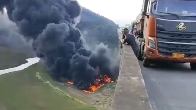 广西一油罐车坠落高架桥爆炸起火,当地政府:车上2人不幸身亡