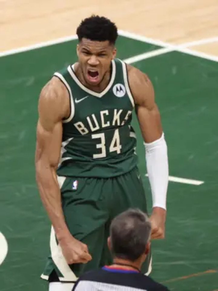 字母哥太残暴了吧,登场29分钟就21中17,砍下50分10篮板,真是怪兽!