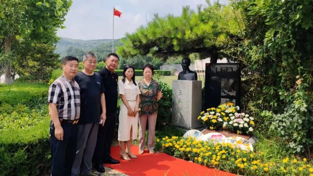 上海齐白石书画院院长汤发周济南祭奠师父齐白石小女齐良芷的师兄齐白石弟子王天池(黄山老人),由王天池小女王风、王天池女婿邹本庆、王天池最小...