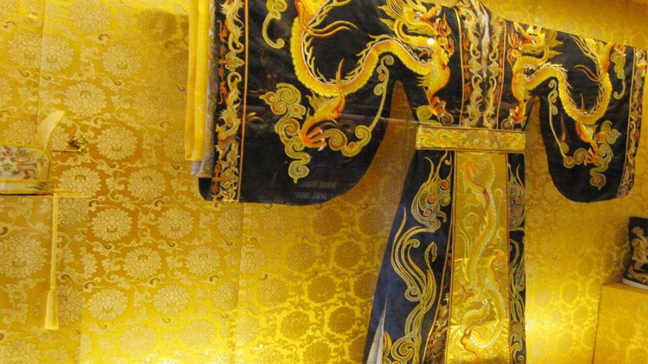 秦始皇穿黑色龙袍,为何后世皇帝大多只穿黄色龙袍?专家:他们不敢