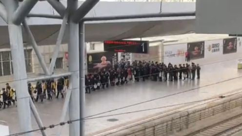 实拍昆明火车站：大批警员押解缅北电诈嫌疑人，同列车乘客曝细节