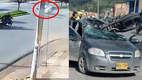 监拍：哥伦比亚一轿车侧翻 摩托车撞入驾舱 司机和乘客当场身亡！
