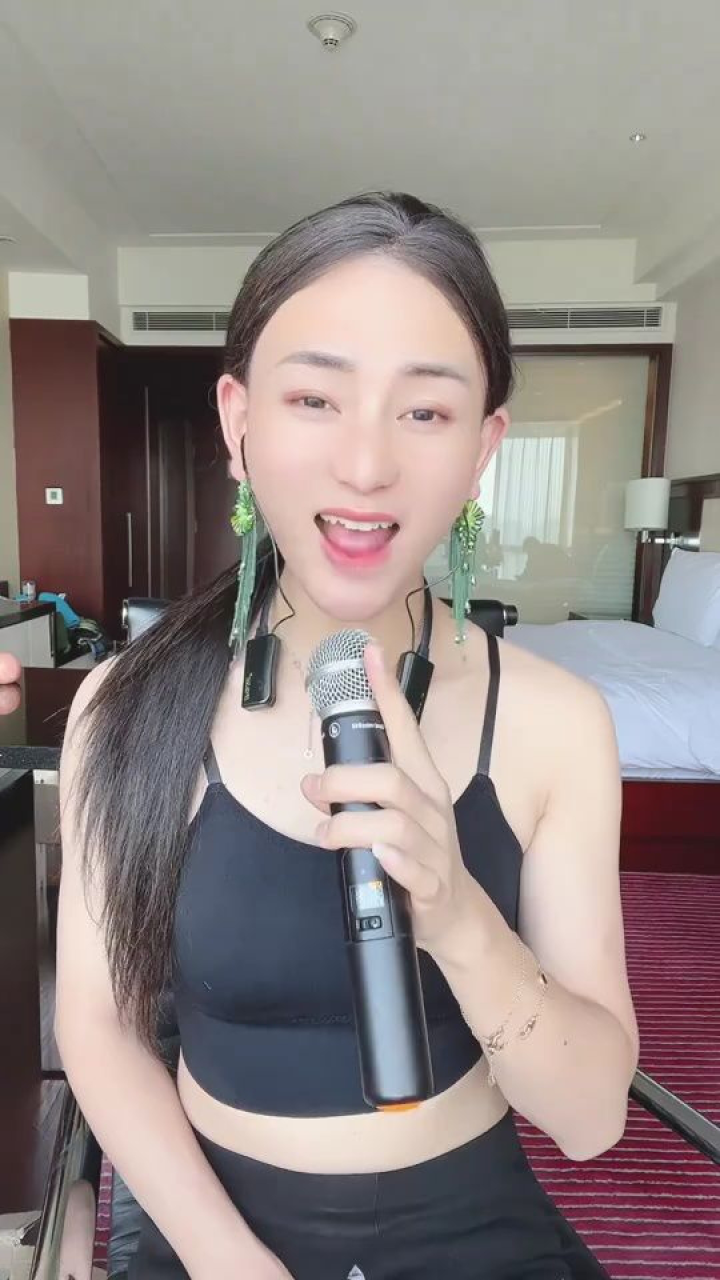 大家好,我是一名男扮女装的反串演员童美人一首好听的歌送给大家