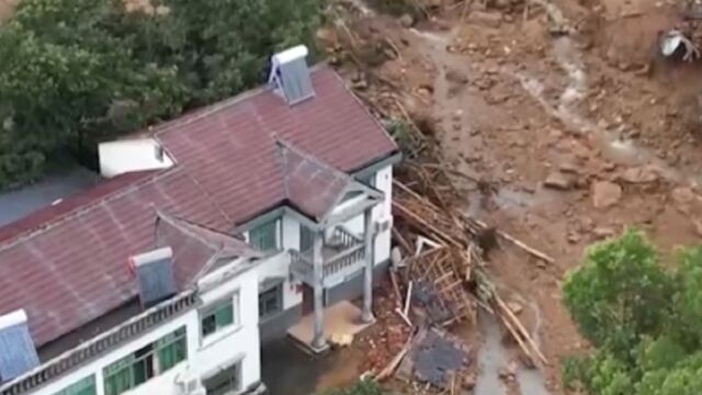 安徽潜山强降雨导致山体滑坡,紧急抢险保道路畅通