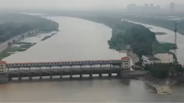 多地强降雨影响持续,永定新河防潮闸20孔闸门敞泄