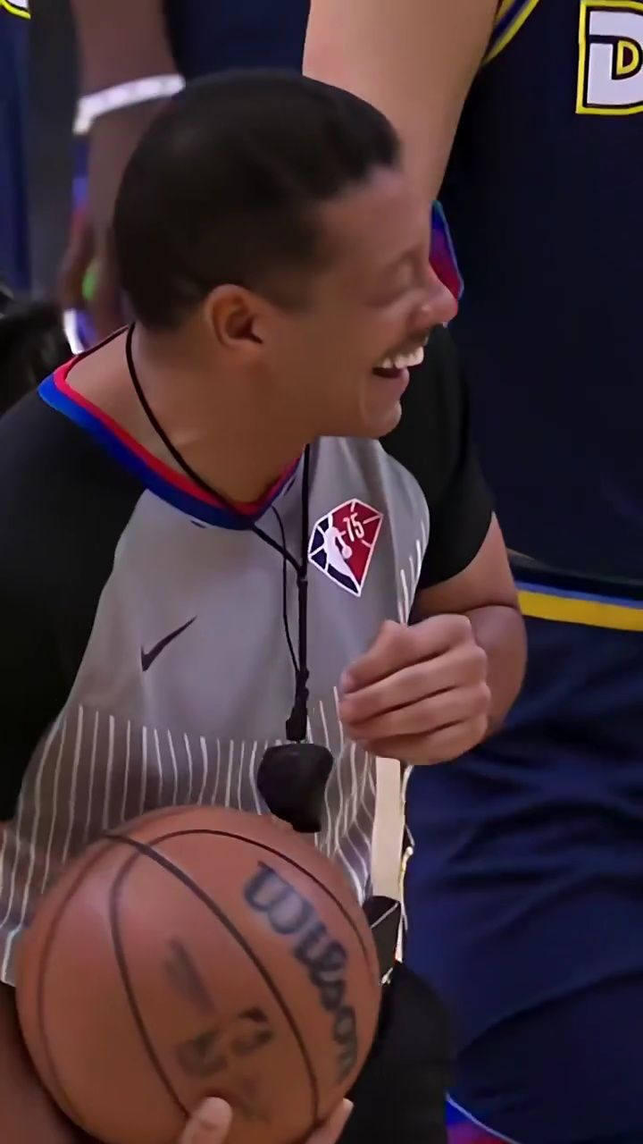 约基奇开场争球电臀舞让裁判大笑丢不了球#约基奇#铁铁的nba原创#baa