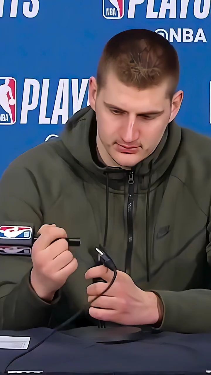 约基奇接受媒体采访时扯坏了麦克风, 真是太搞笑了#约基奇#铁铁的nba