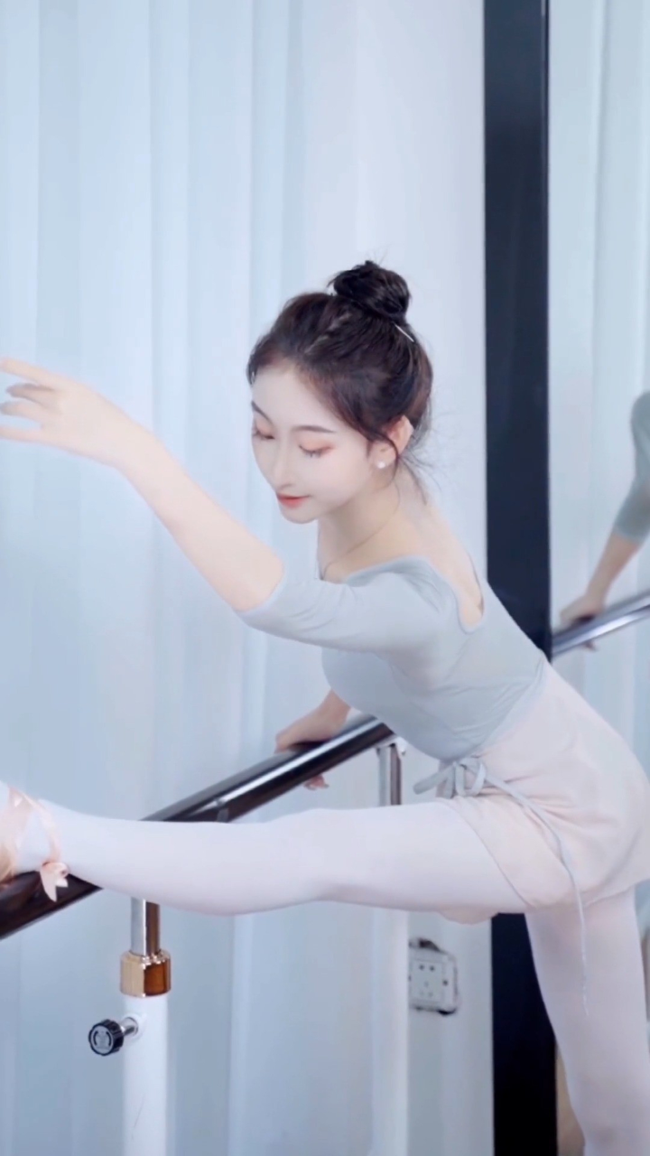 我这么可爱都不要,那你要什么 要饭啊 舞蹈生 日常练功 国风合伙人