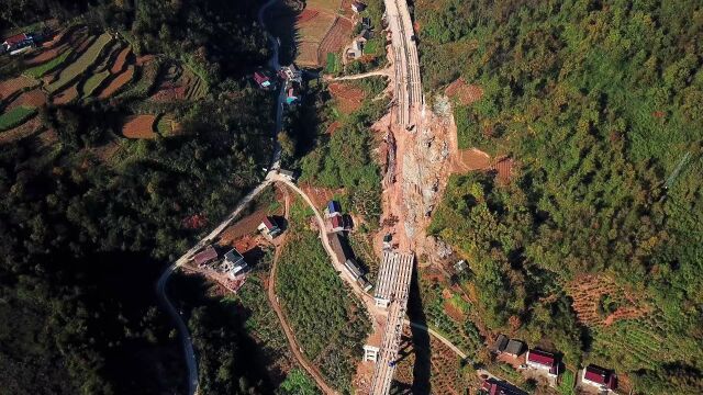 航拍湖南炉慈高速维新镇1号隧道出口建设现场