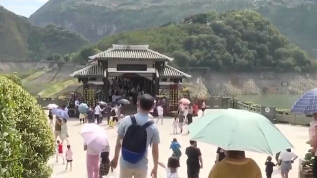 暑期旅游旺季,消费迸发新活力,跟着课本去旅游,成为暑假出游新风尚