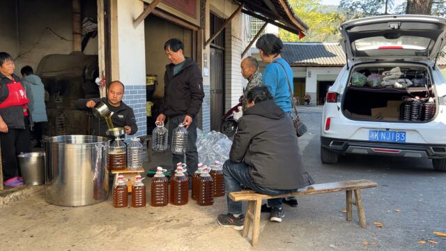 村里的老油坊开始榨油了,外地人都开车过来,买了20000元的油