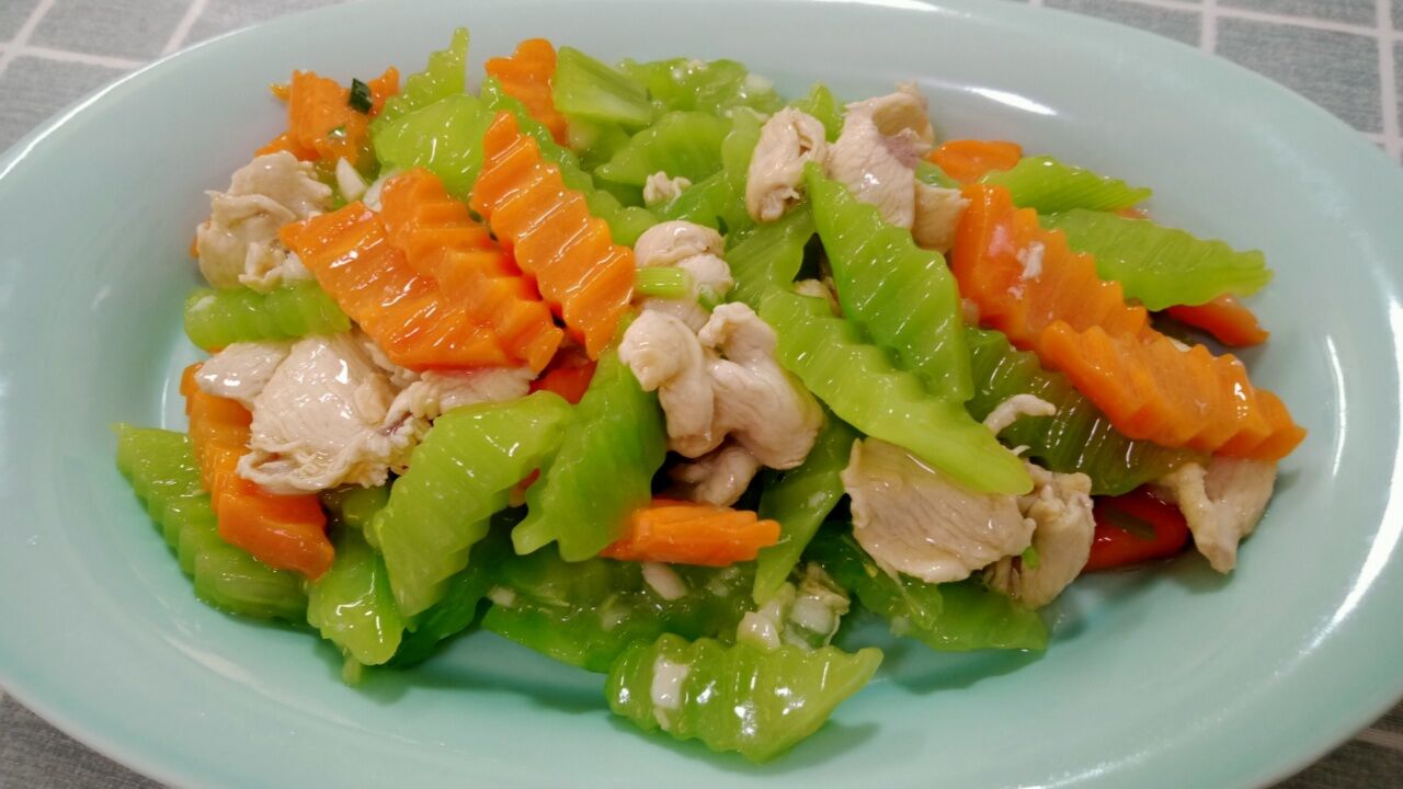 这才是莴笋炒鸡片正确做法,鸡片嫩滑,莴笋清脆爽口,营养又美味