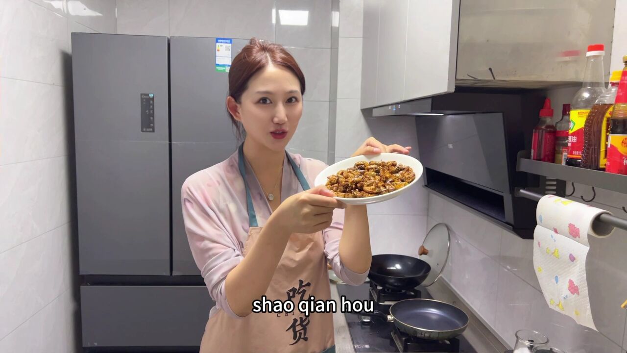 老爸喝酒差口小菜,酒妹逮几只虫子直接油炸,一口爆浆太香了