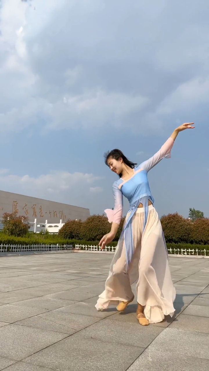 那拉提的养蜂女#零基础学舞蹈 今天有个动作走神了,大家能看出来是哪