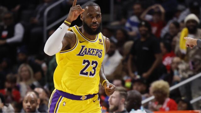 冲季中赛MVP！詹姆斯一战狂刷十大纪录：23分钟内12投9中砍30+5+5历史第一