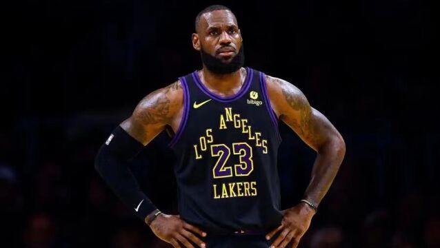 湖人荣耀夜遭砸场子：詹姆斯空砍25+三双创三大纪录，浓眉32+14，湖人近4战1胜3负