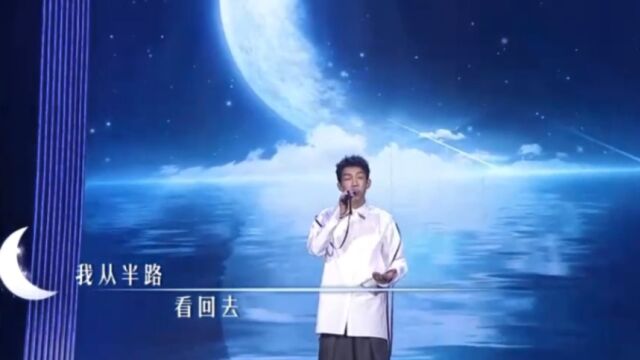 邓见超演唱《月牙湾》,掀起回忆杀,歌词温馨走心