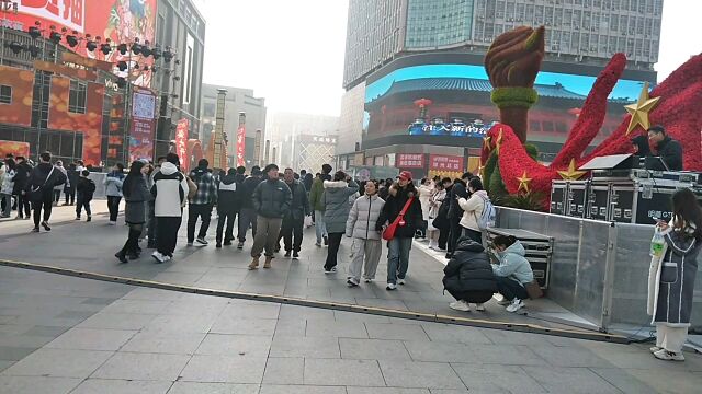 实拍元旦假期,郑州二七广场,人流量井喷