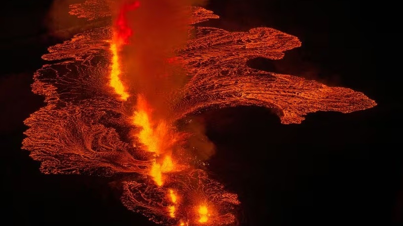 冰岛火山数周内再喷发岩浆流入城镇工人掉进裂缝失踪
