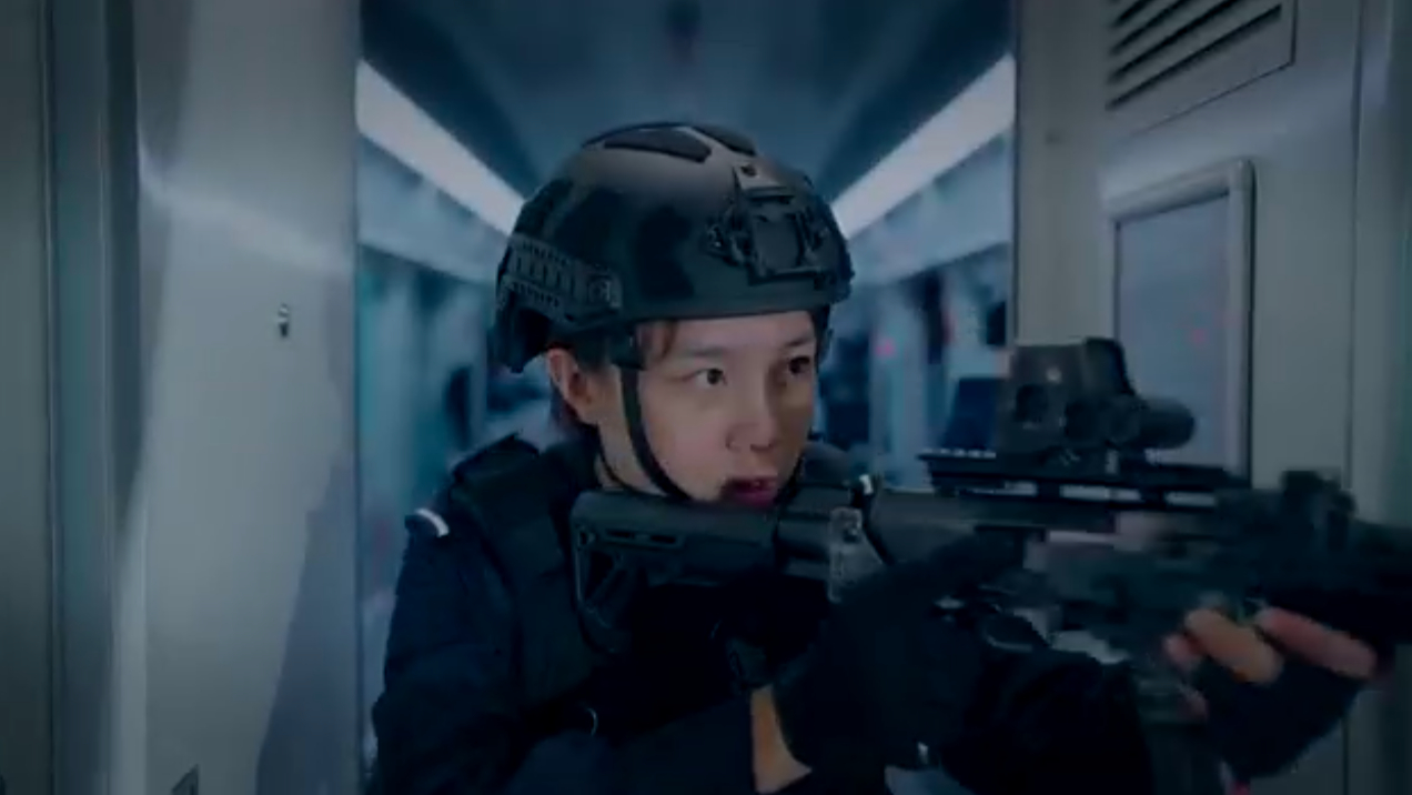 致敬广州女特警:斩获射击比赛冠军,克服恐惧从高空索降