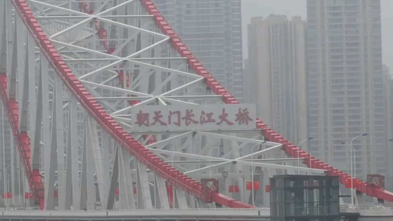 2男女为拍照爬上朝天门长江大桥,配文玩的就是心跳,警方回应