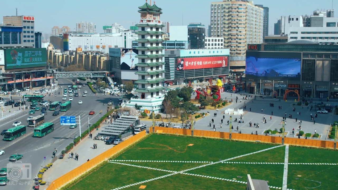 郑州市二七广场,纪念塔是郑州市的地标性建筑之一