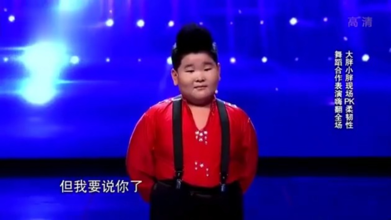 大胖小胖现场比拼柔韧性,小胖被大胖拿捏,笑翻全场