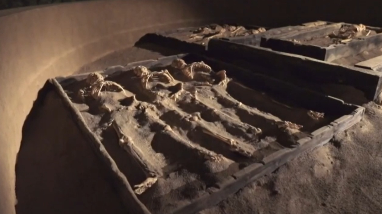 考古队员经过发掘后,陆续发现了埋葬在主棺椁四周的殉人骸骨