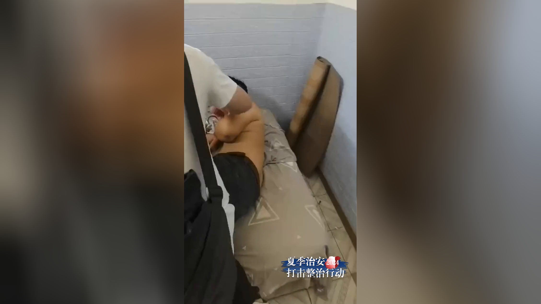 "超高睡眠质量"的小贼,拷上手铐才睡醒