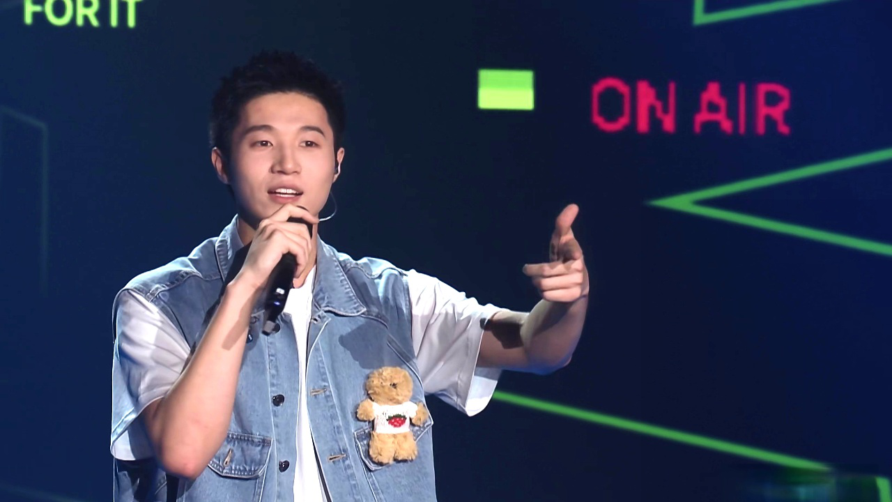 万人现场丨现学现卖!孙天宇手打小抄用粤语和现场观众打招呼