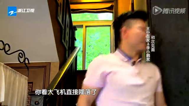贾乃亮李小璐带女露面享受被围堵