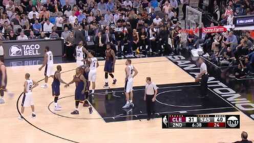《NBA骑士》【扣篮】需要这种霸气 詹皇无视双塔挂筐重扣