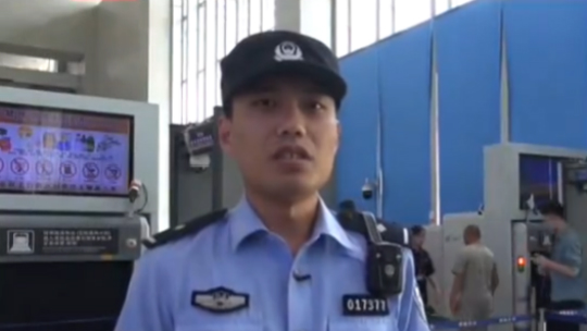 女子拒不配合安检 被刑拘后悔不已