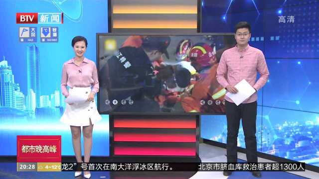 云南盈江:2男子下水道抓鱼被困 消防成功救援