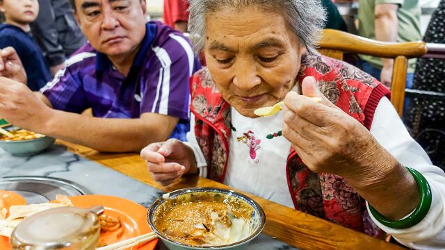 质地细腻的面茶散发浓郁芝麻香,喝一口就能品出老北京味