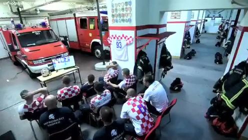 时刻准备着！克罗地亚消防员观看国家队比赛中快速出警