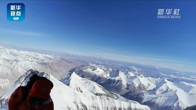 旭日东升望雪山星罗棋布 珠峰海拔7900米日出太震撼了