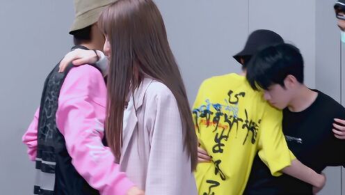 姚琛郑丹妮排练害羞,被队友模仿