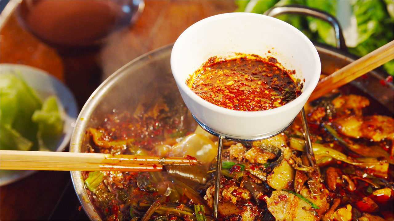 "贵州臭酸火锅就是这种奇妙的体验"香"和"臭"在沸腾的锅里和谐共处