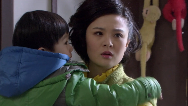 《爱的保镖》第二十六集03:前夫带着追债人向小丽要钱,小丽的美甲店被