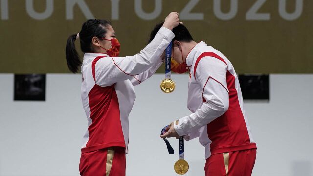 共享荣光!中国健儿东京奥运互戴奖牌合集