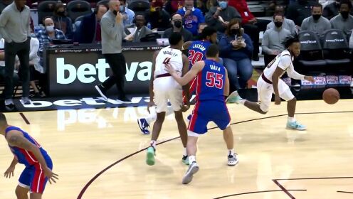 《NBA骑士》莫布里弧顶淡定发牌 加兰突破快下抬手上篮
