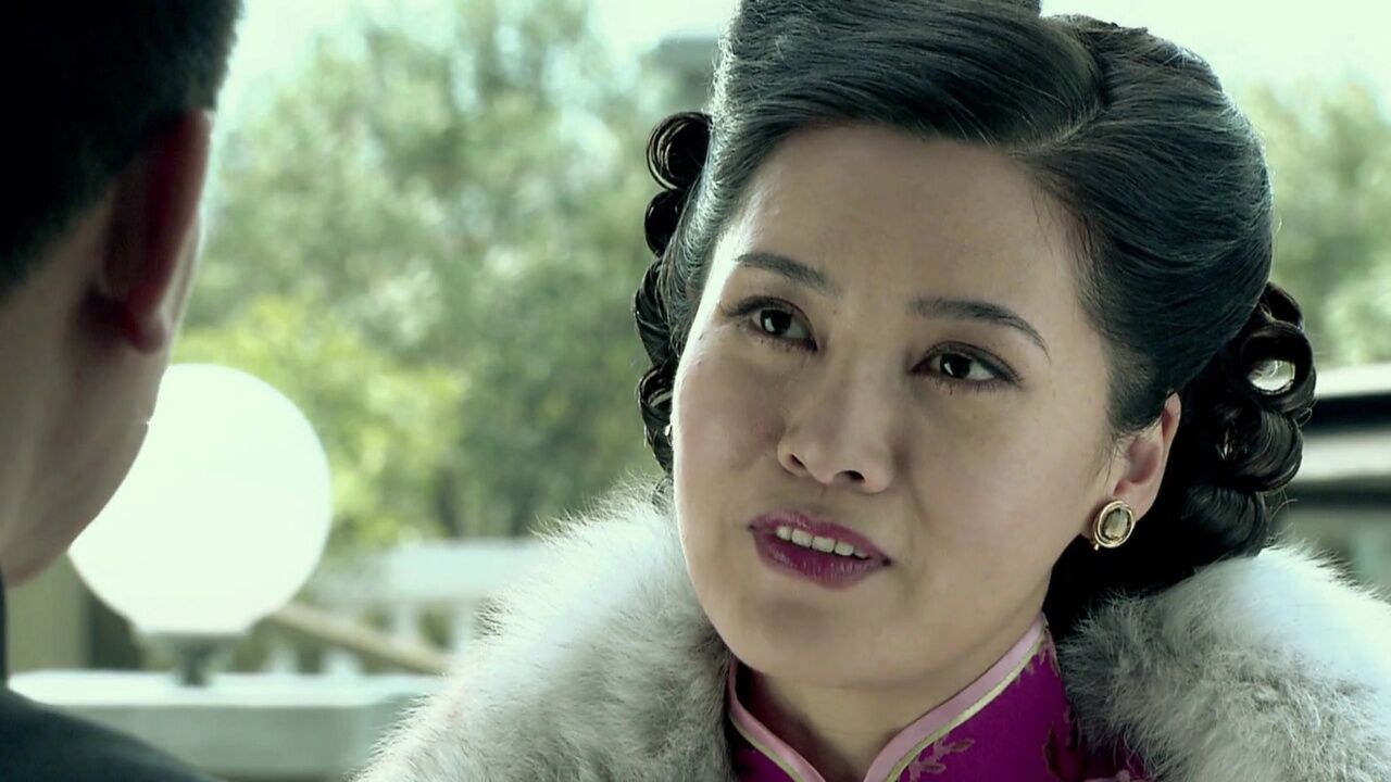 关萍露试穿旗袍,引丁默群色心大起想行坏,没想到关键时刻丁夫人来了