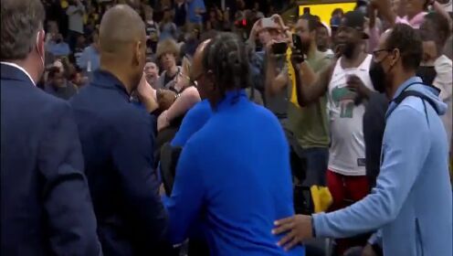 《NBA全场集锦》太疯狂了！孟菲斯球迷把自己锁在篮架上 直接被安保人员抬出场外